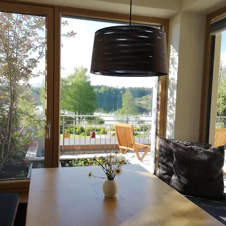 Lebensart-am-see-elegante-ferienwohnung-see-lodge-direkt-am-see アパート バート・エンドルフ